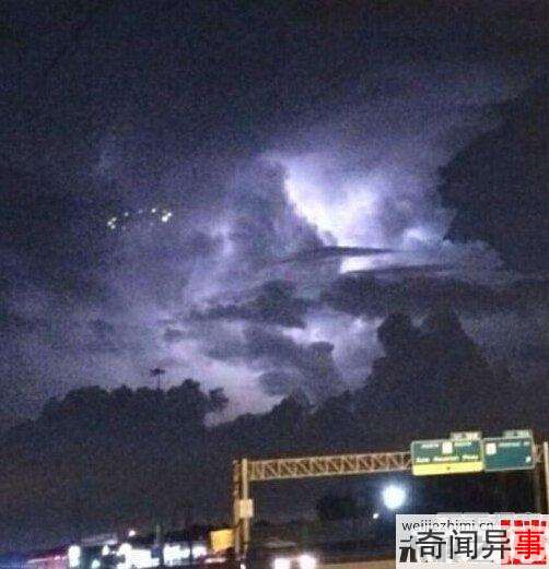 休斯顿不同地点同时出现不明飞行物
