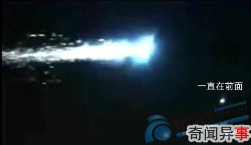 弹射出两个救生舱UFO空中神秘解体