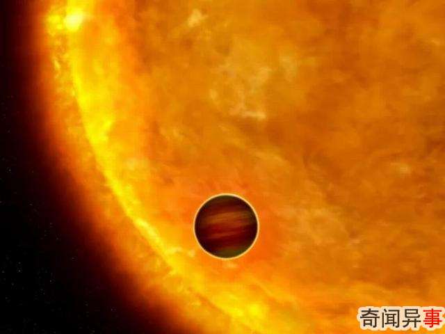 一颗巨行星以“死亡螺旋”方式环绕主恒星