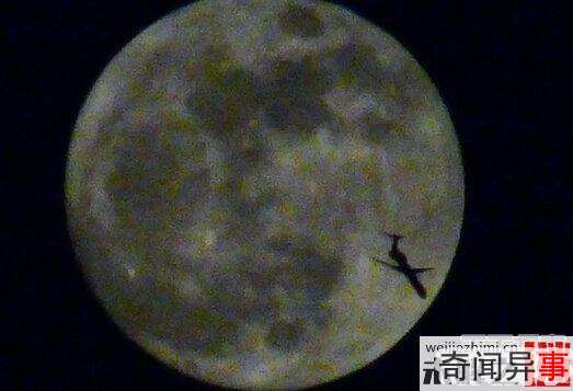 外星人也赏月?UFO穿越月面惊悚画面