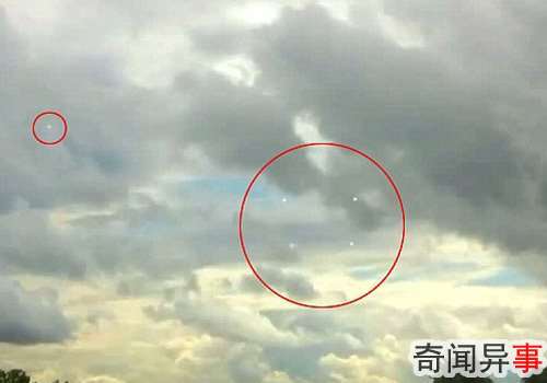 英国高速公路惊现神秘UFO 编队飞行整齐划一