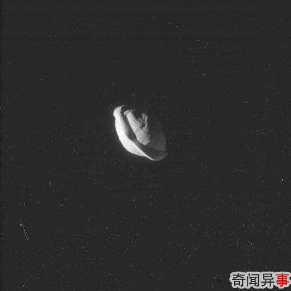 卡西尼探测器近距离拍摄飞碟外形的土卫十八
