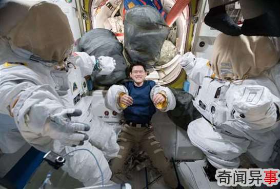 这是啥?原来是宇航员在太空行走的自拍!