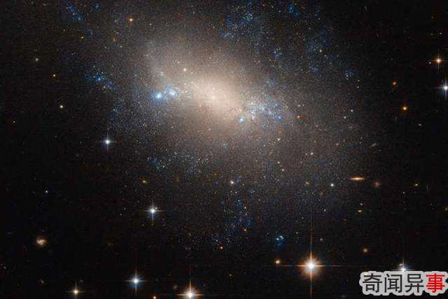 哈勃望远镜拍摄到不对称的山猫座星系