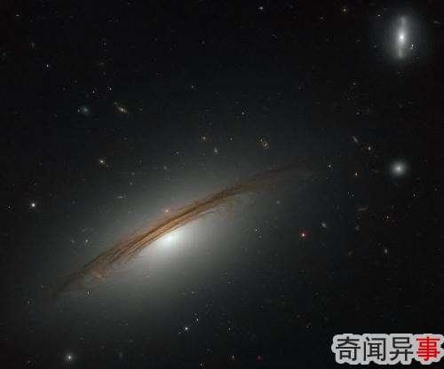 哈勃望远镜拍宇宙“光碟”:巨大星系 转速极快