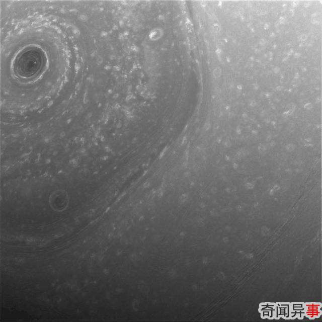 穿越土星环:卡西尼号发回第一轨图像