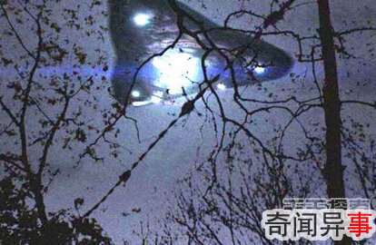 巨型三角UFO光临地球 与足球场般大小