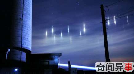日本鸟取市北方天空出现超过20条光柱