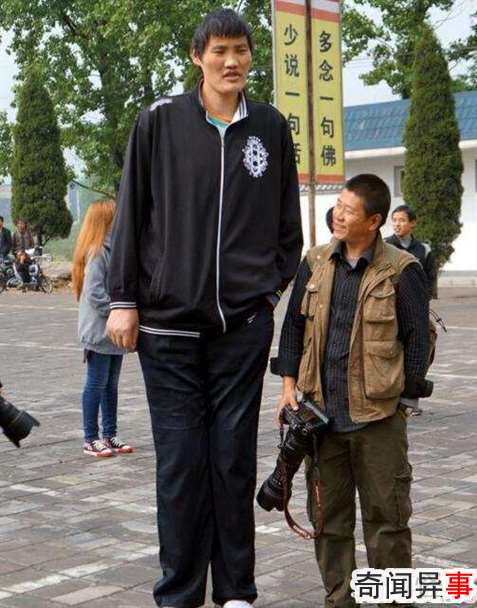 中国第一巨人赵亮,自然生长身高2.46米(没患巨人症)