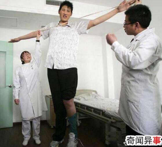 中国第一巨人赵亮,自然生长身高2.46米(没患巨人症)